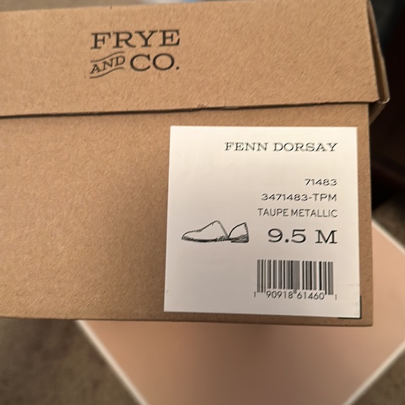 Taupe Metallic Women’s Flats- NEVER WORN - Picture 3 of 3